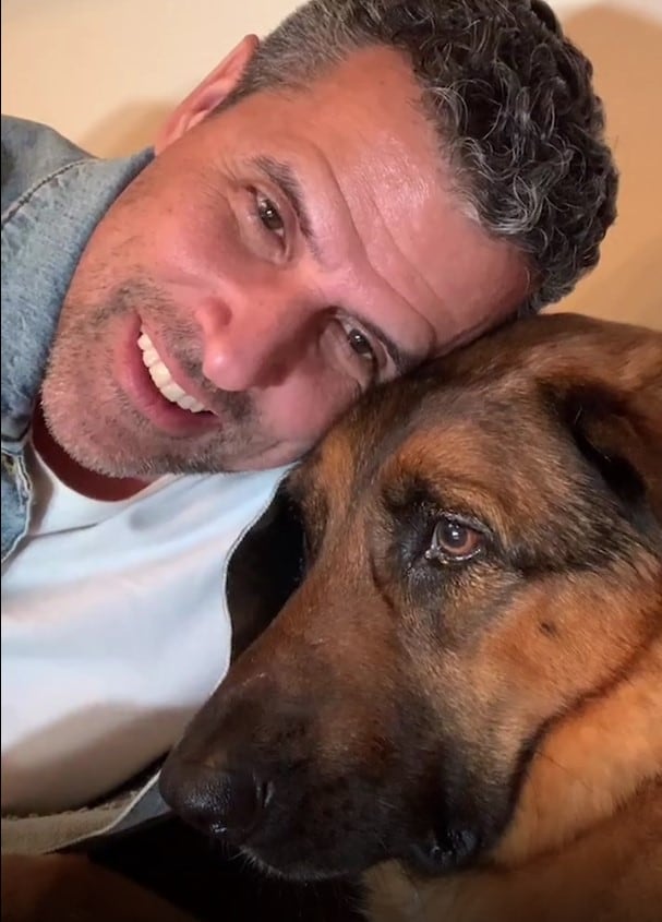 Marco Antonio Regil y su perro 'Bernie'