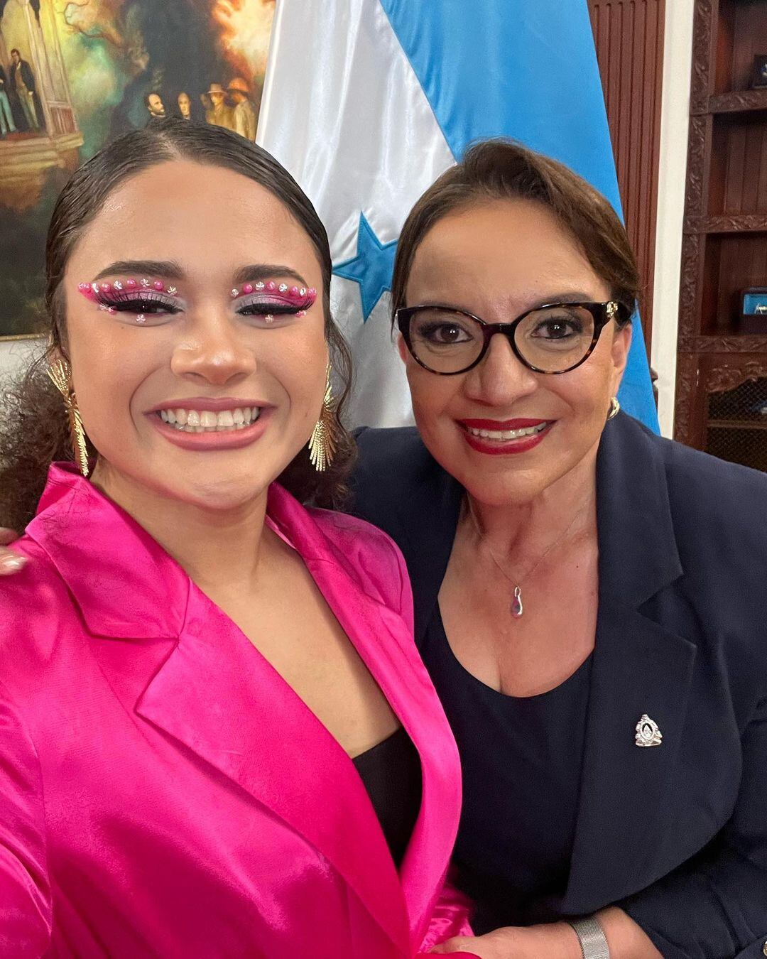 Cesia recibe reconocimiento por Xiomara Castro, presidenta de Honduras.