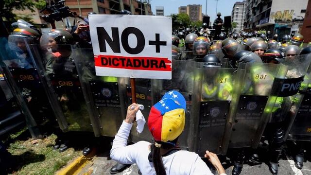 Activista de la oposición participa en la marcha del 4 de abril.