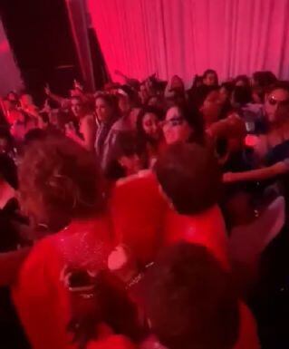 Manuel Mijares cantaba “No se murió el amor”, mientras un grupo de mujeres se peleaba en su concierto