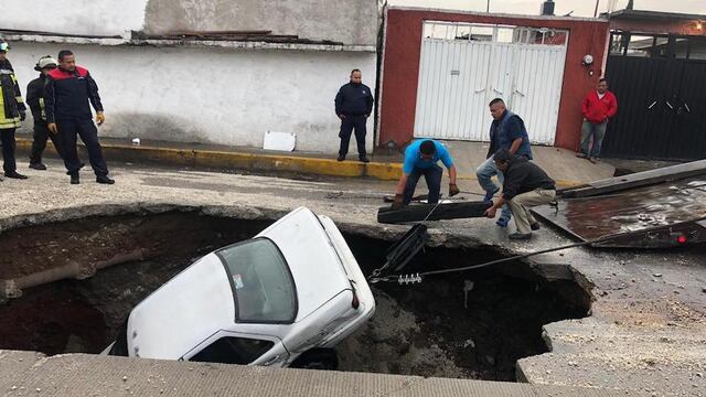 Auto en socavón