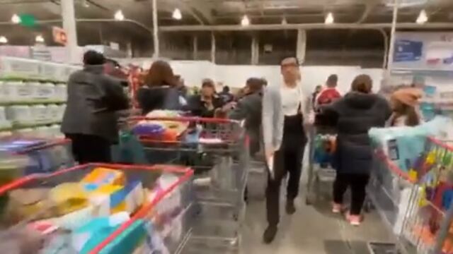 Personas hacen compras de pánico en Tijuana.