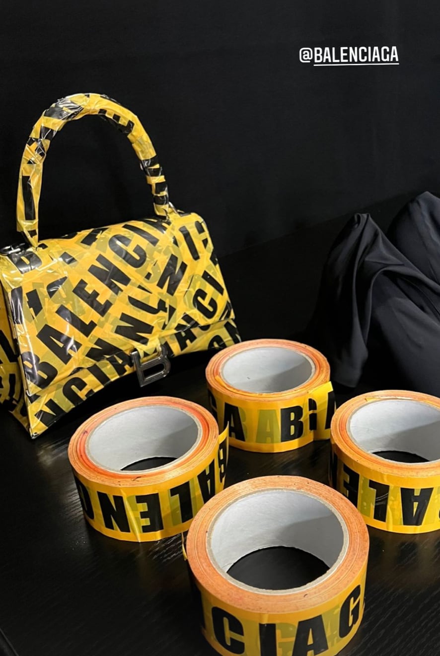 Kim Kardashian se encinta con extravagante atuendo Balenciaga
