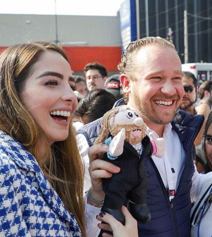 Santiago Taboada y su novia, Fernanda Chávez