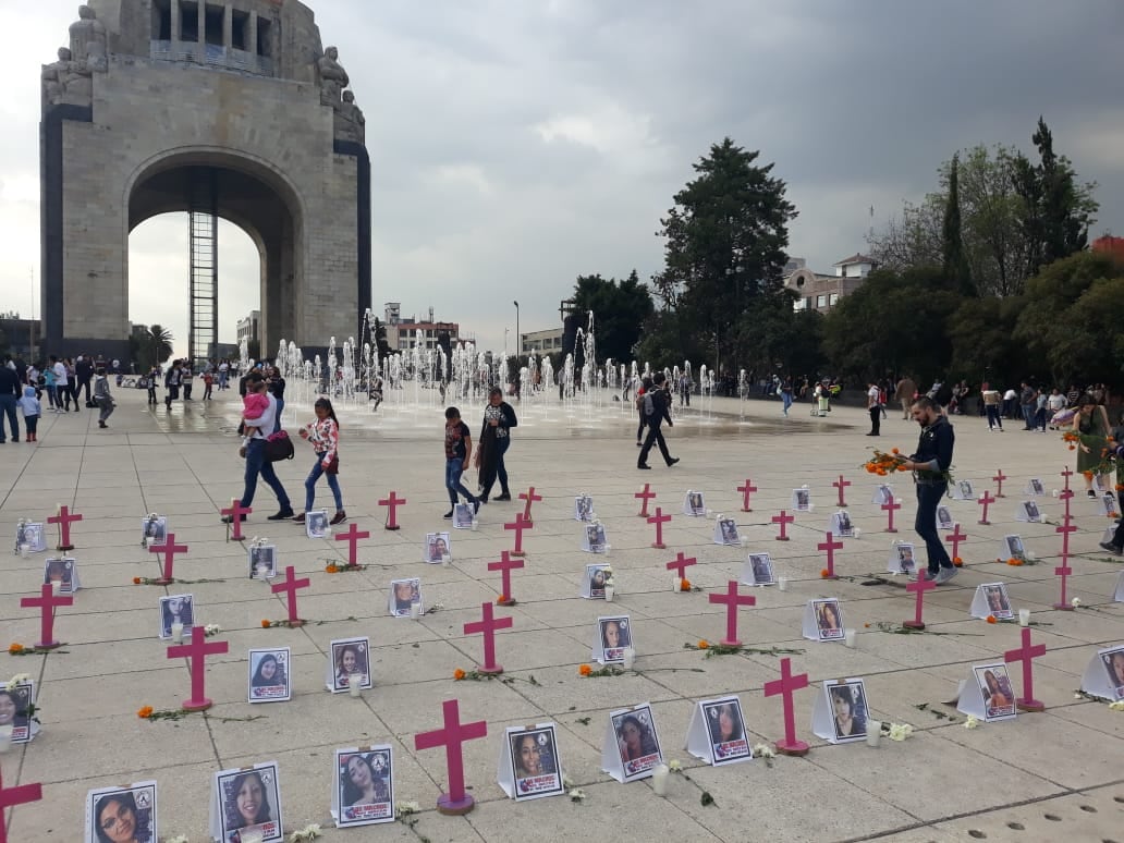 Ofrenda feminicidios en Monumento a la Revolución.