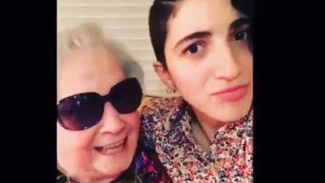 Esta abuelita te hará sonreír con sus composiciones.