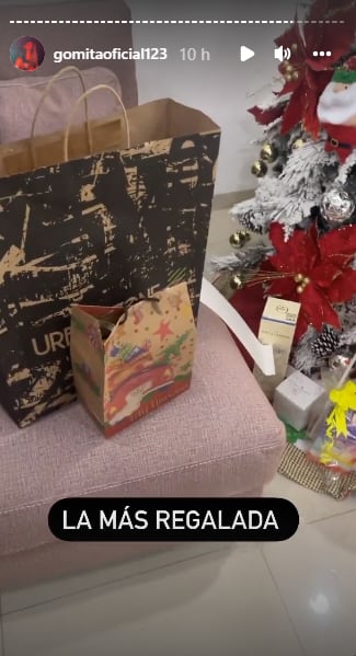 Gomita recibe regalos en casa de su mamá.