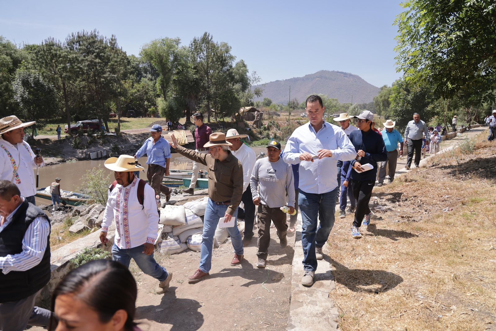 Alfredo Ramírez Bedolla visita lago y manantiales de Pátzcuaro