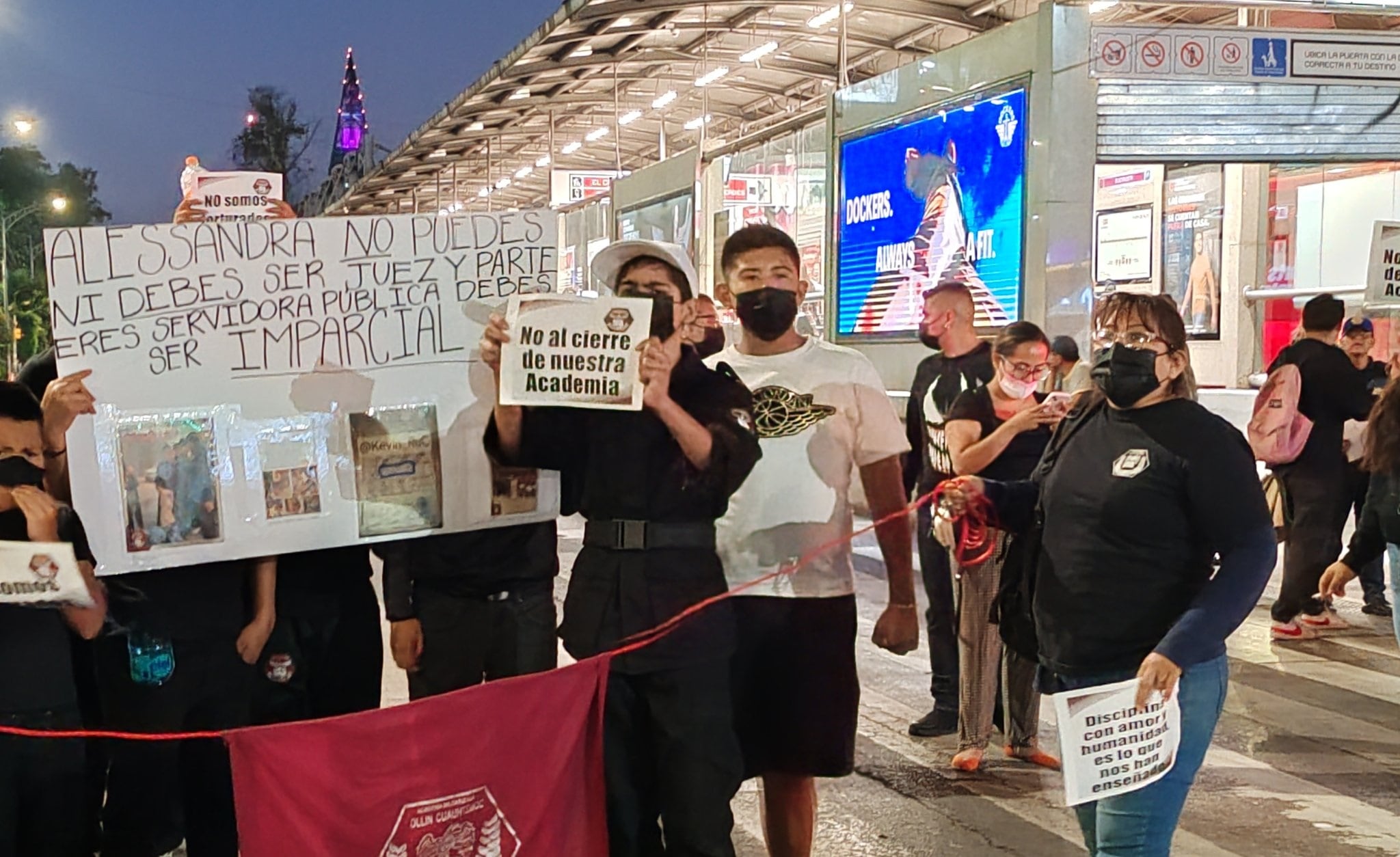 Academia Militarizada Ollin Cuauhtémoc: padres de familia se manifestaron en Insurgentes y Eje 1 Norte con una polémica petición