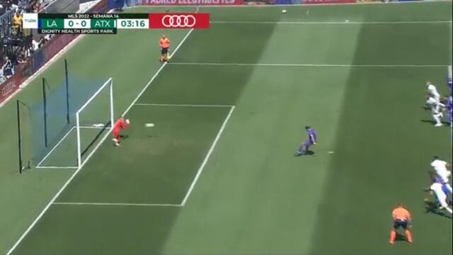 Chicharito falló un penal con el LA Galaxy.