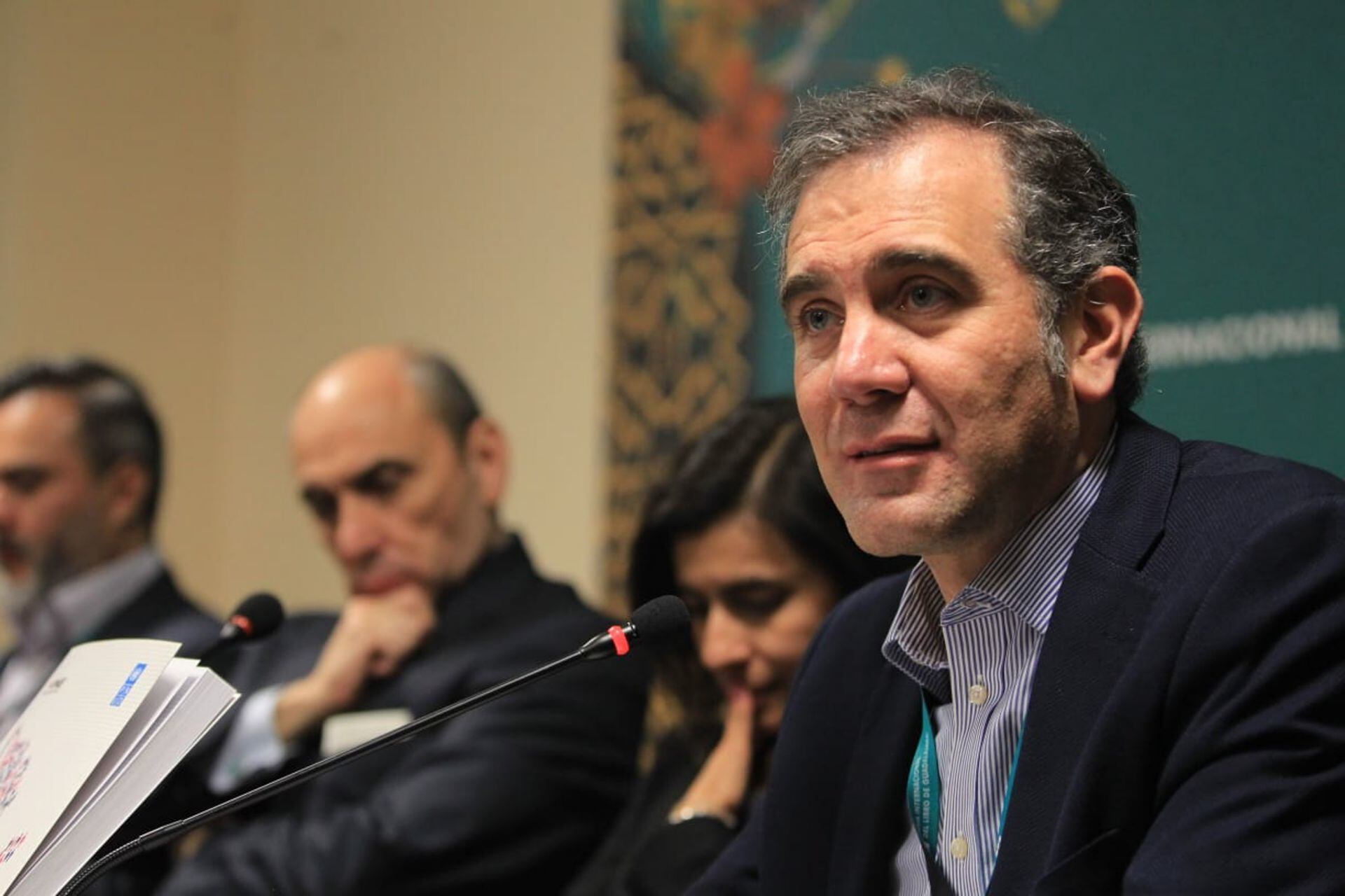 Lorenzo Córdova presentó el Informe País 2022 en la Feria Internacional del Libro de Guadalajara.