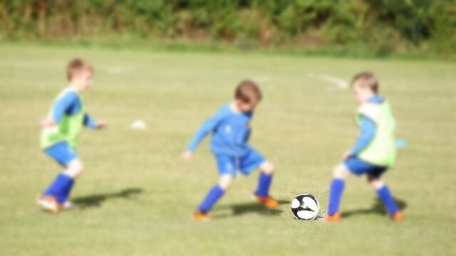 (Imagen ilustrativa) Niños juegan futbol