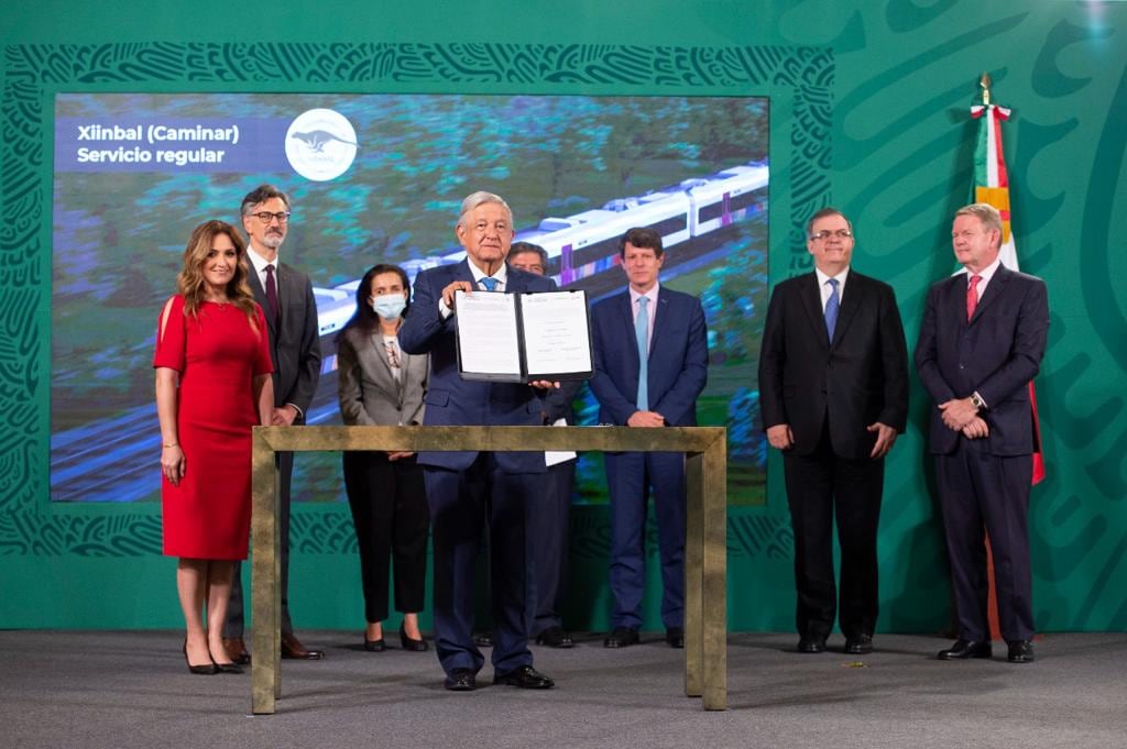 Firma de la construcción de vagones del Tren Maya