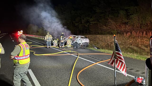Auto eléctrico incendiado
