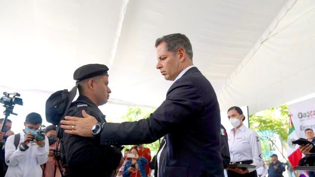 Alejandro Murat entrega insignias a 5ta generación de UPOE en Oaxaca