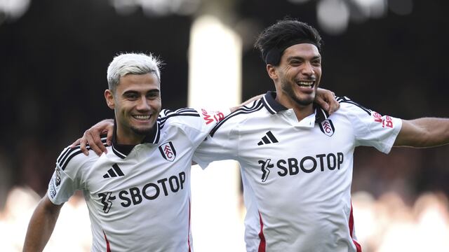 Fans del Fulham critican a su jugador por "robarle" penal a Raúl Jiménez