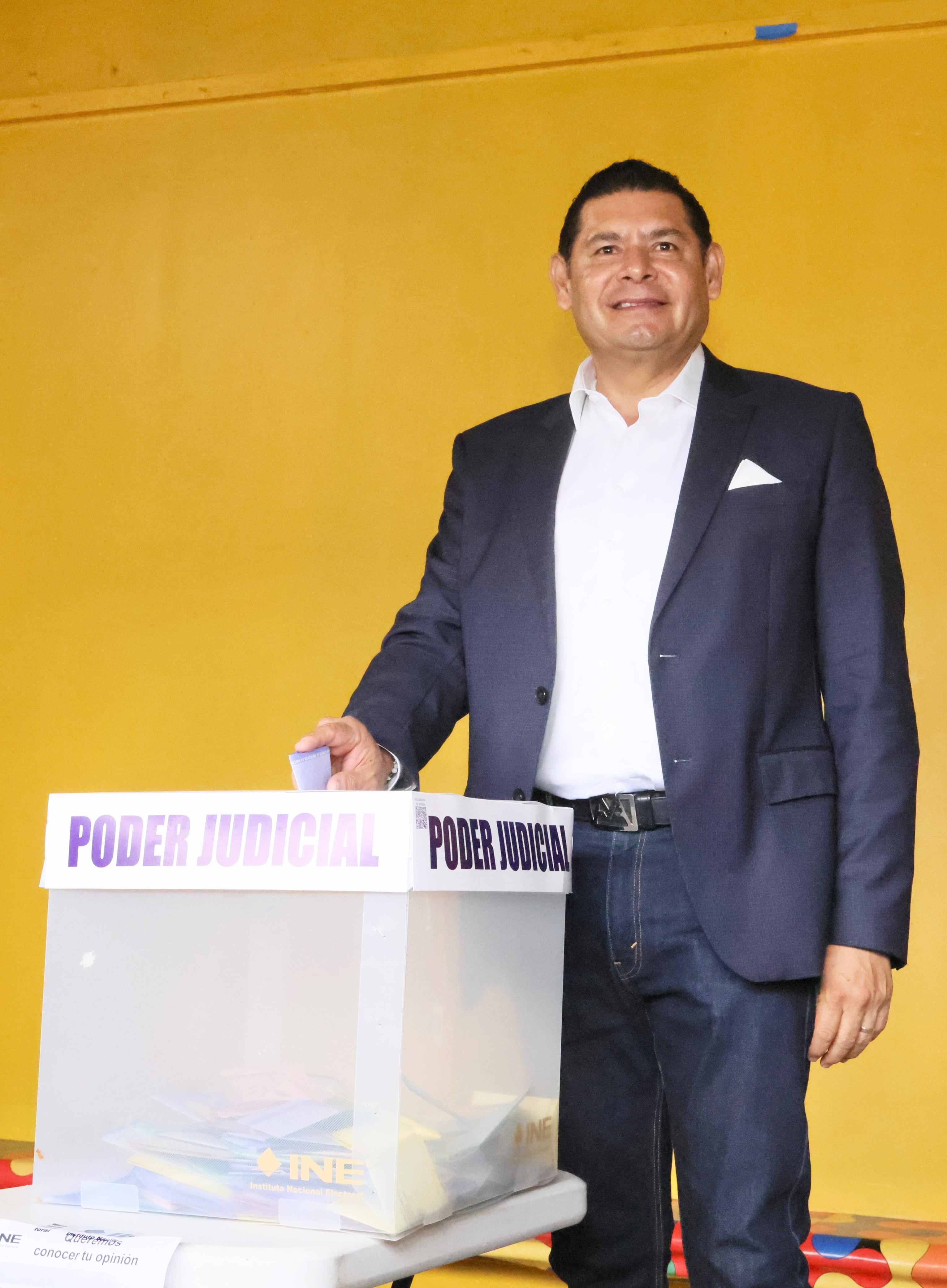 Alejandro Armenta vota en las elecciones 2025 del Poder Judicial