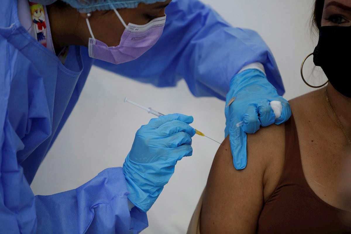 OMS aprueba vacuna AstraZeneca hecha por México y Argentina