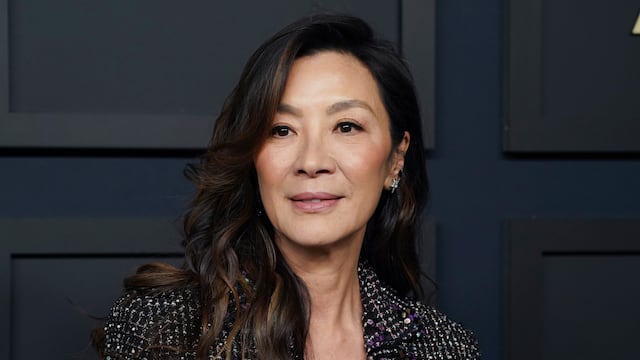 ¿Quién es Michelle Yeoh, la ganadora absoluta de SAG Awards 2023 a quien Jamie Lee Curtis besó en la boca?