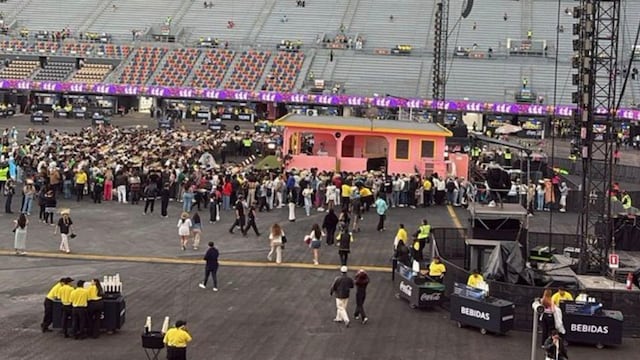 Fans hacen largas filas para ingresar al primer concierto de Bad Bunny