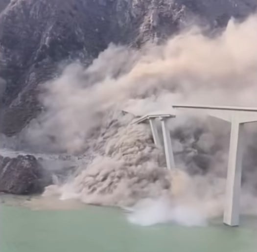 Derrumbe del puente Hongqi en el suroeste de China