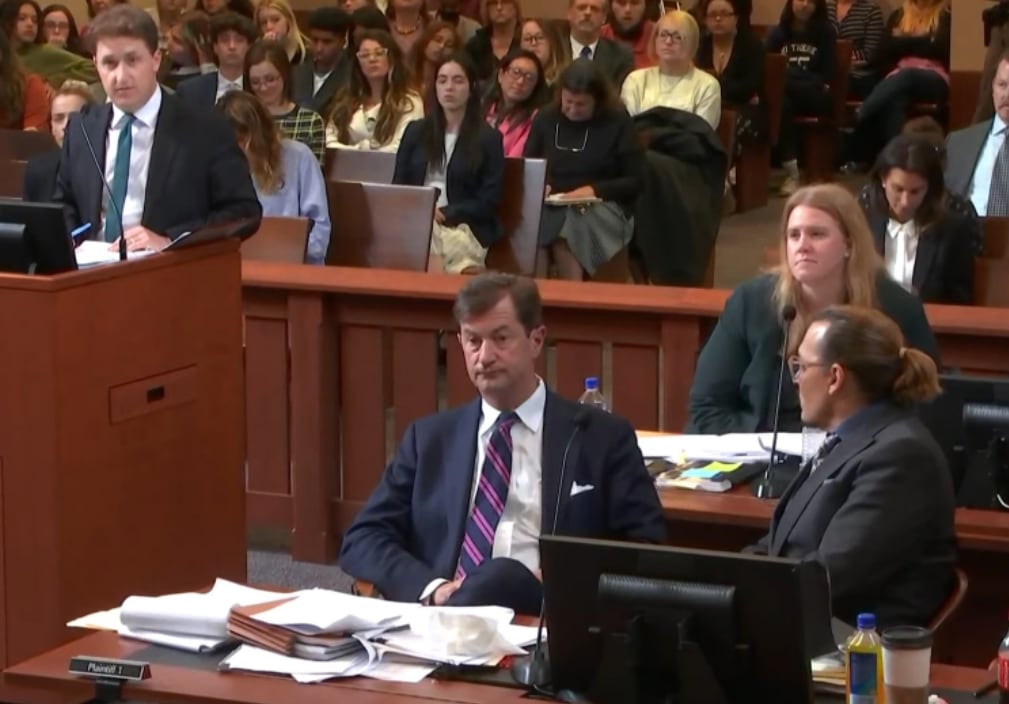 Johnny Depp mira fijamente al abogado de Amber Heard