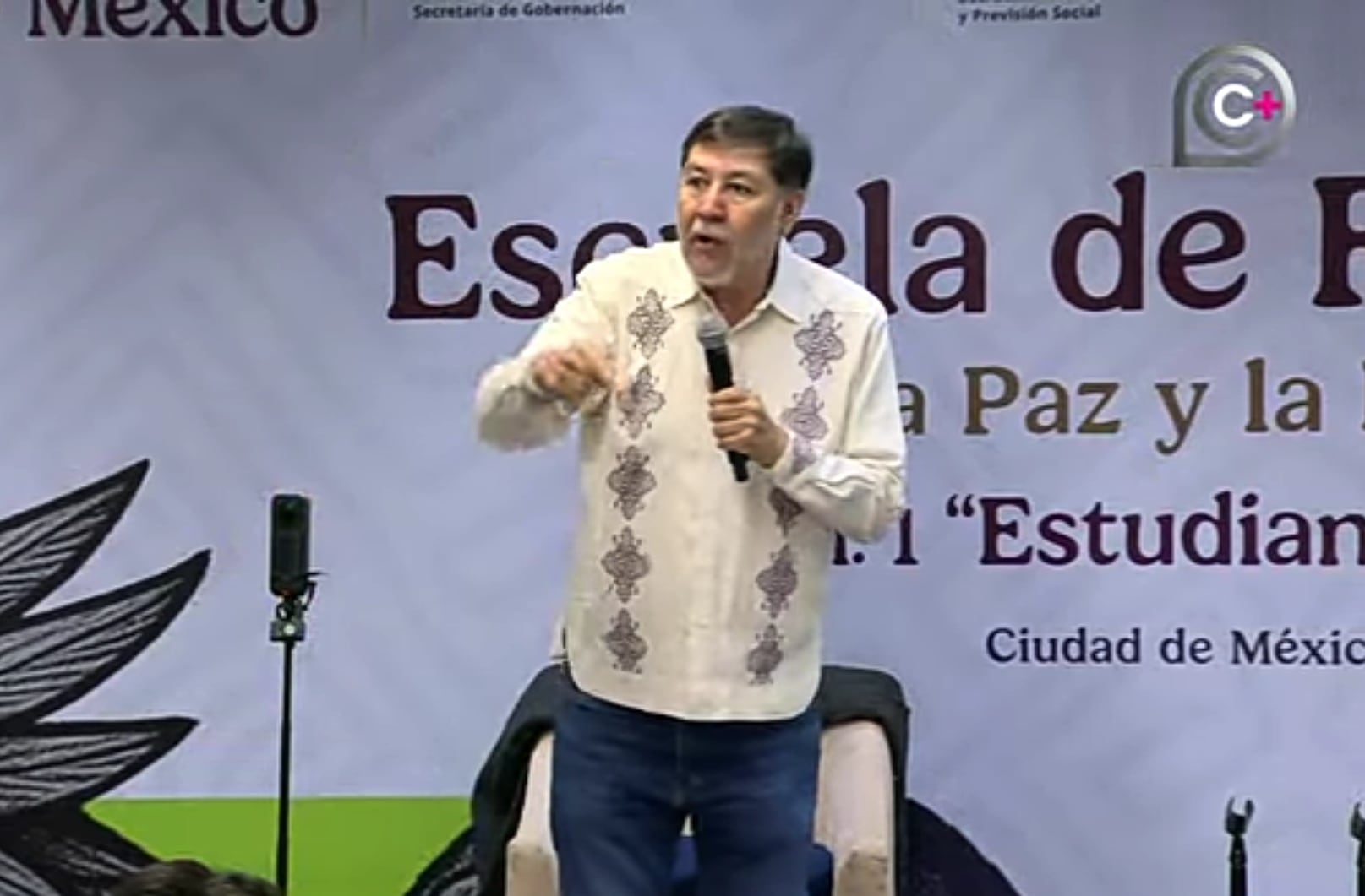 Gerardo Fernández Noroña confrontó a jóvenes en el Senado.