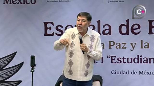 Gerardo Fernández Noroña confrontó a jóvenes en el Senado.