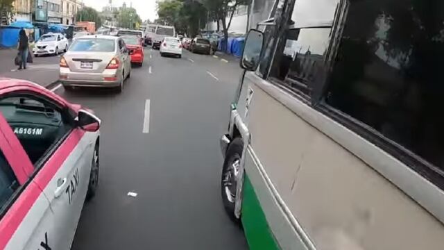 Rompen retrovisor a microbús