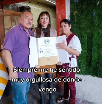 Presume su título universitario en el tianguis