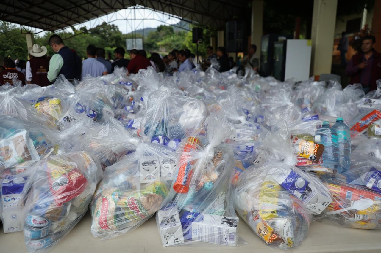 Julio Menchaca supervisa ayuda comunitaria en los municipios de Xochiatipan, Huautla y Atlapexco.