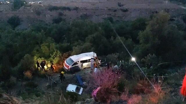 Una combi que provenía de Mineral del Monte, Hidalgo, cayó de un barranco