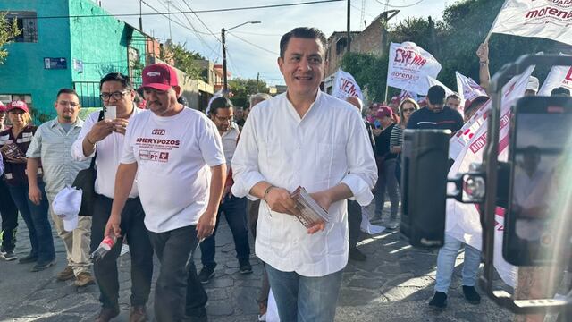 Chema Martínez recorre colonias de Guadalajara
