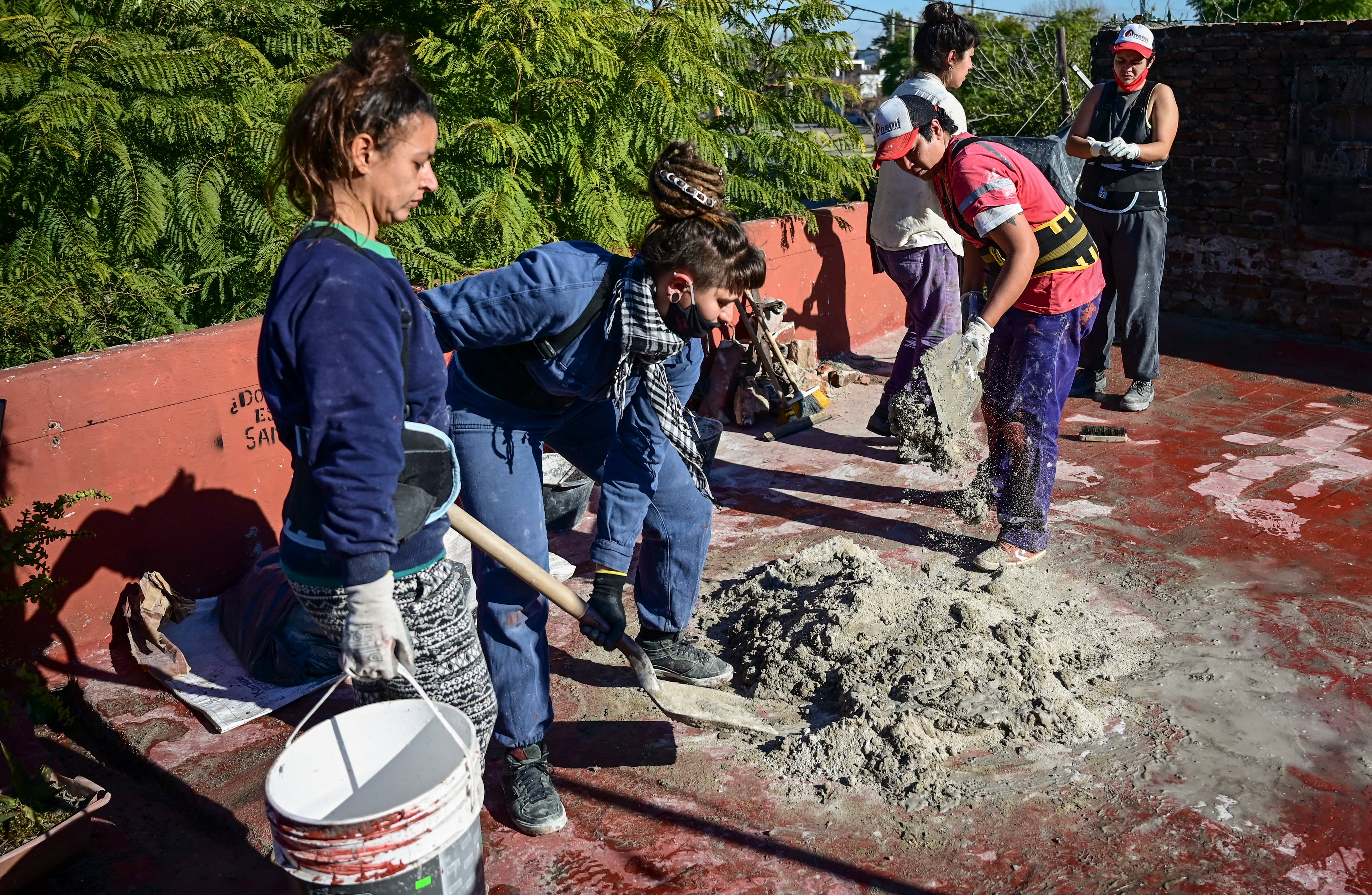 Grupo de mujeres 'albañilas' en Argentina