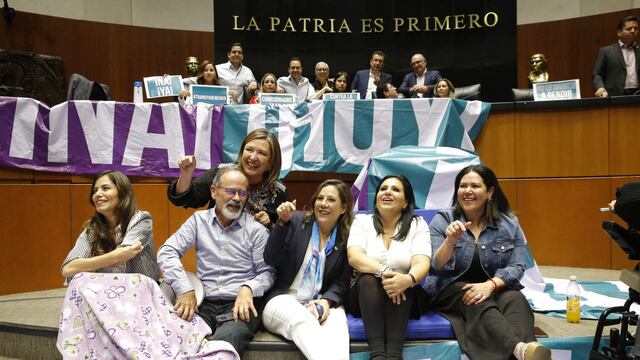 Senadores que mantienen tomada la tribuna