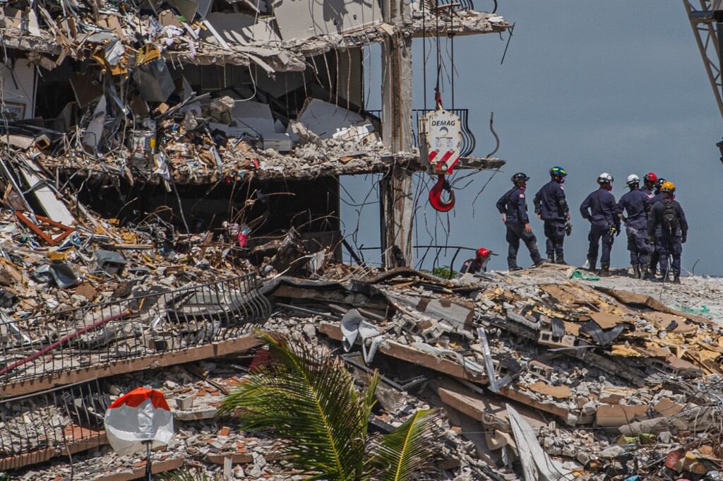 Rescatistas laboran en edificio en Miami