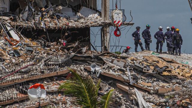 Rescatistas laboran en edificio en Miami