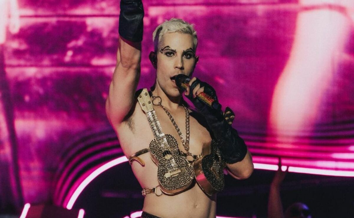 Christian Chávez hace homenaje a Thalía y recrea su atrevido look en concierto de RBD
