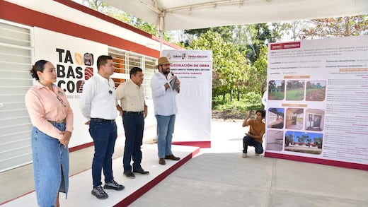 Javier May entrega aulas nuevas al Telebachillerato 17 en Comalcalco