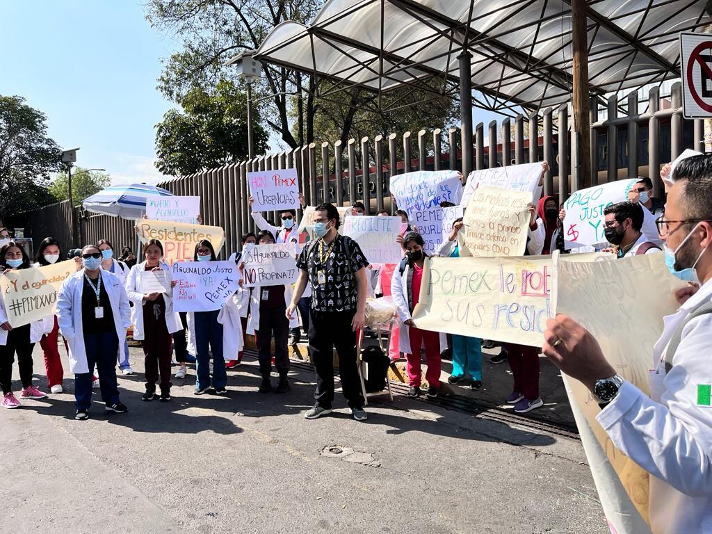 Médicos residentes del Hospital de Pemex marchan en Marina Nacional
