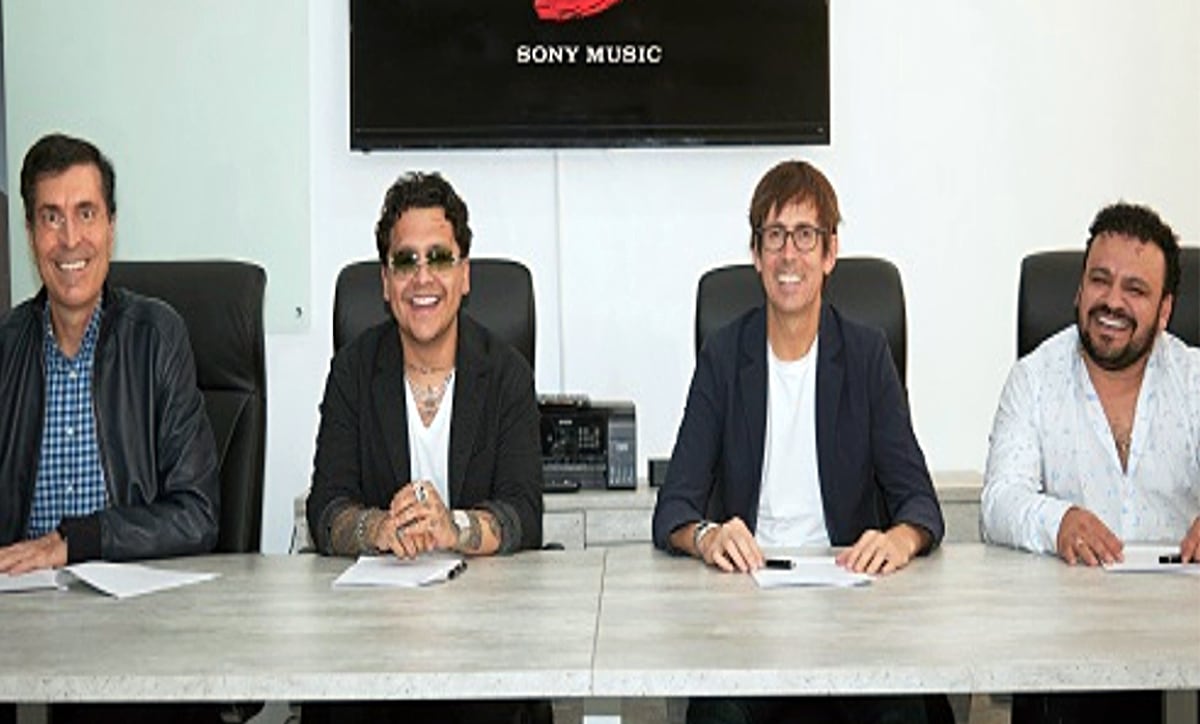 Christian Nodal firma con Sony Music