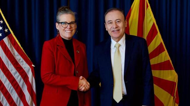 Katie Hobbs, gobernadora de Arizona, y Alfonso Durazo
