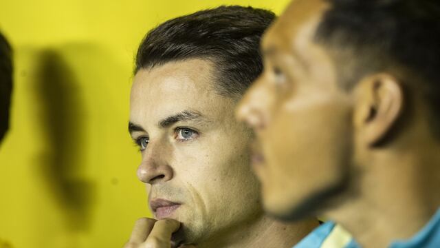 Álvaro Fidalgo en la banca del América