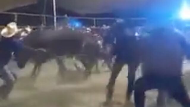 "El Niño de Oro de Apatlaco" es arrastrado por un toro