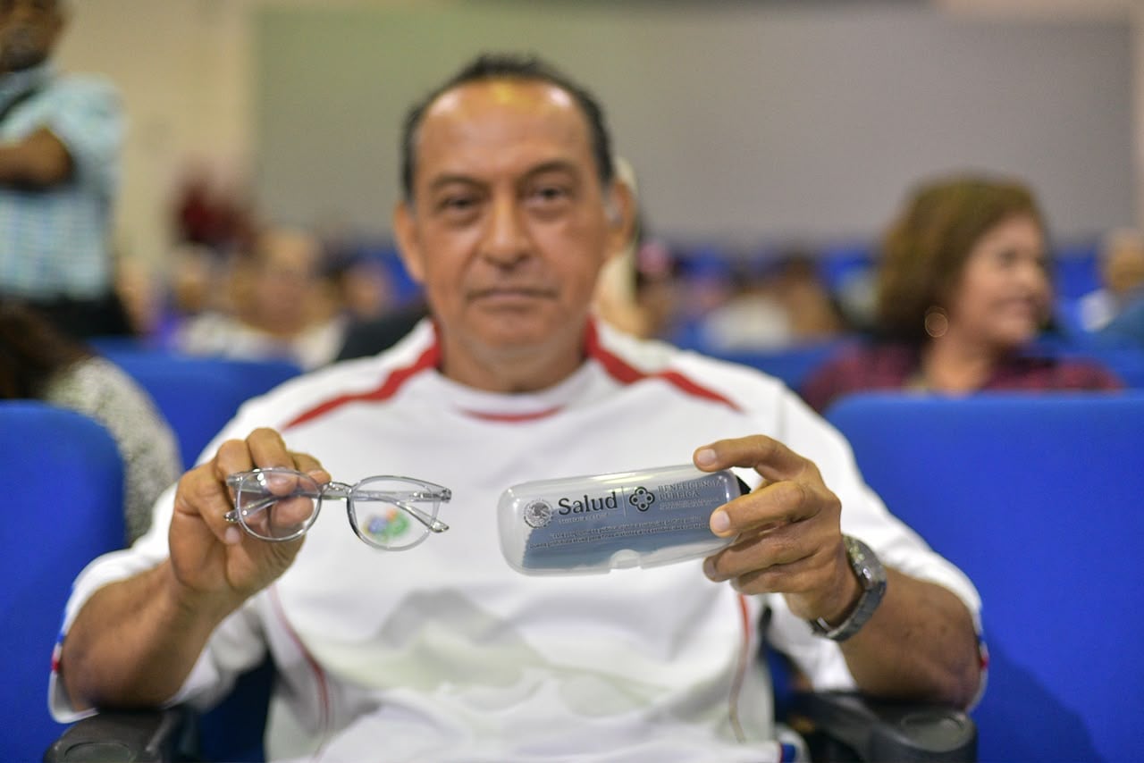Javier May entrega lentes de armazón