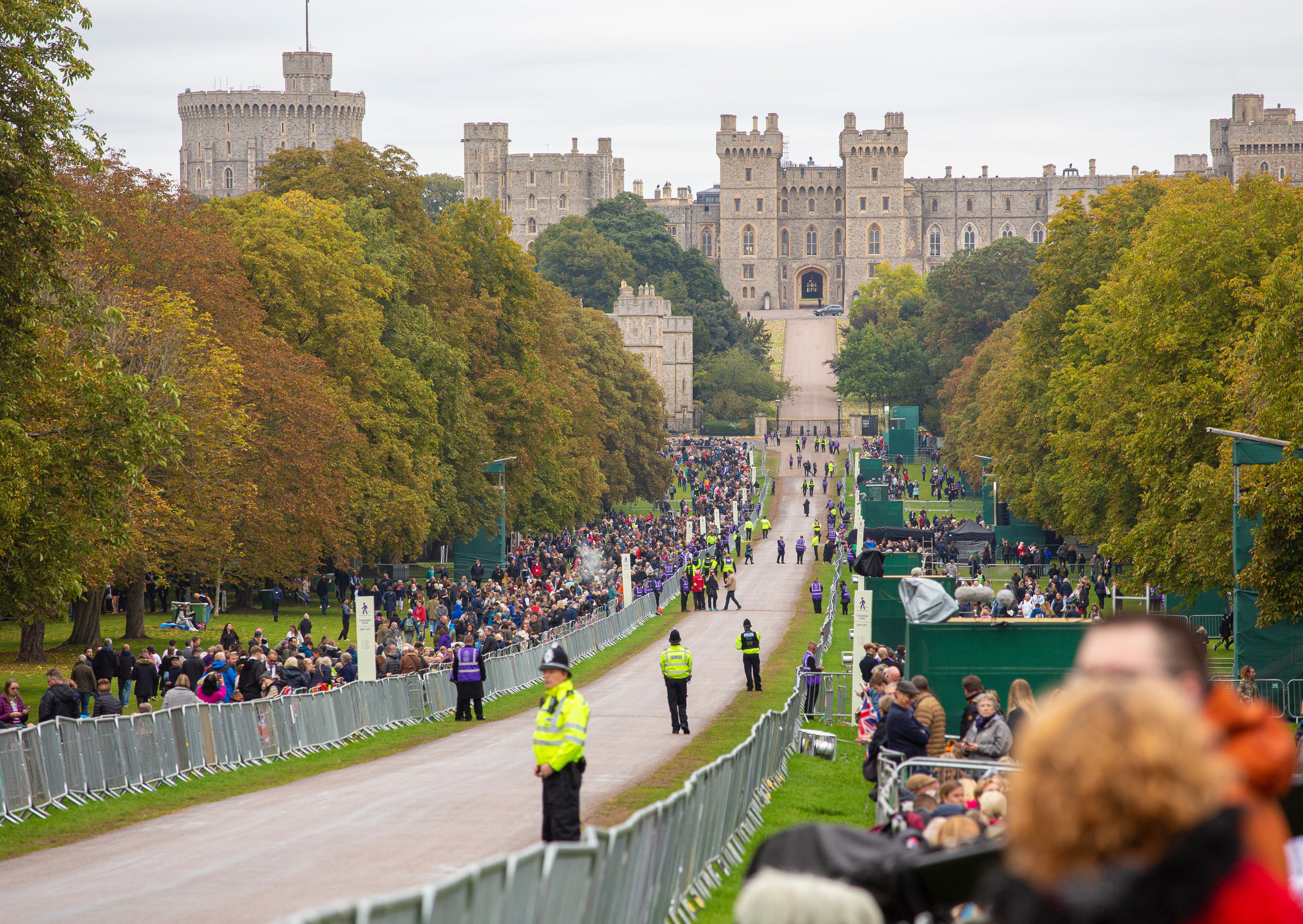 Miles de personas esperan en Windsor por funeral reina Isabel II
