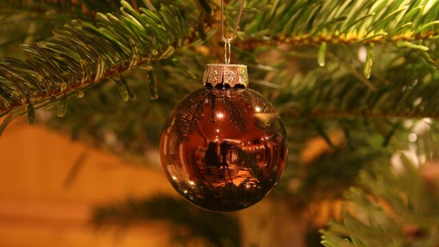 No gastes más en adornos y prueba este truco para reciclar tus esferas de Navidad