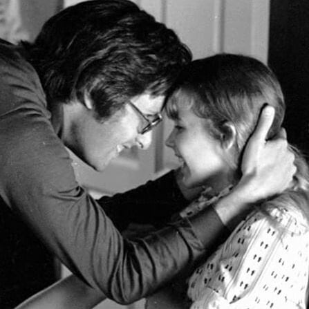 Linda Blair y William Friedkin en el rodaje de El Exorcista