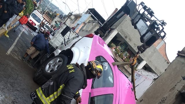 Servicios de emergencia sacaron el taxi del socavón en Milpa Alta