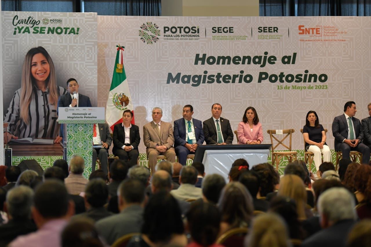 Ricardo Gallardo entregó premios y estímulos en el Día del Maestro